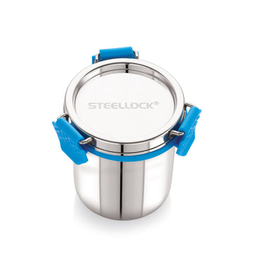 A stainless steel Steellock Pro container with a blue silicone seal lid and a transparent steel lid.